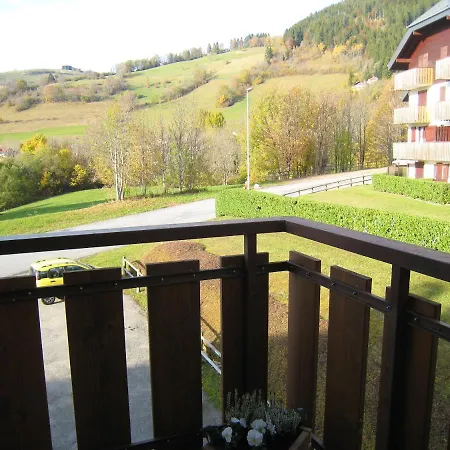 Au Pied Des Pistes, Avec Vue Sur La Montagne